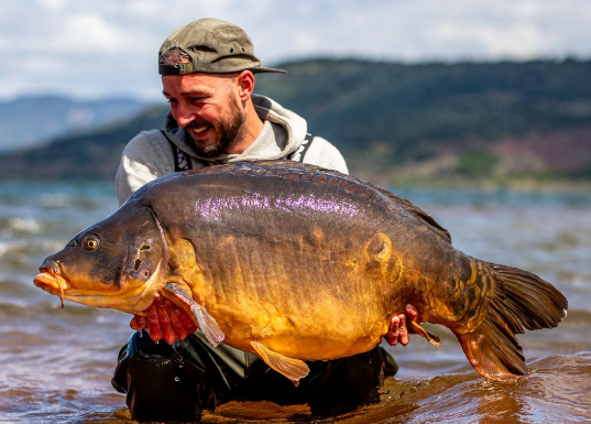 Axel membre de la team PandPBaits – pêcheur de carpe
