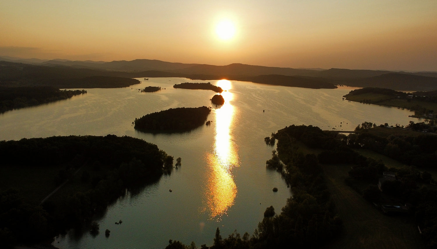 Lac de pêche à la carpe au coucher du soleil – P&P Baits