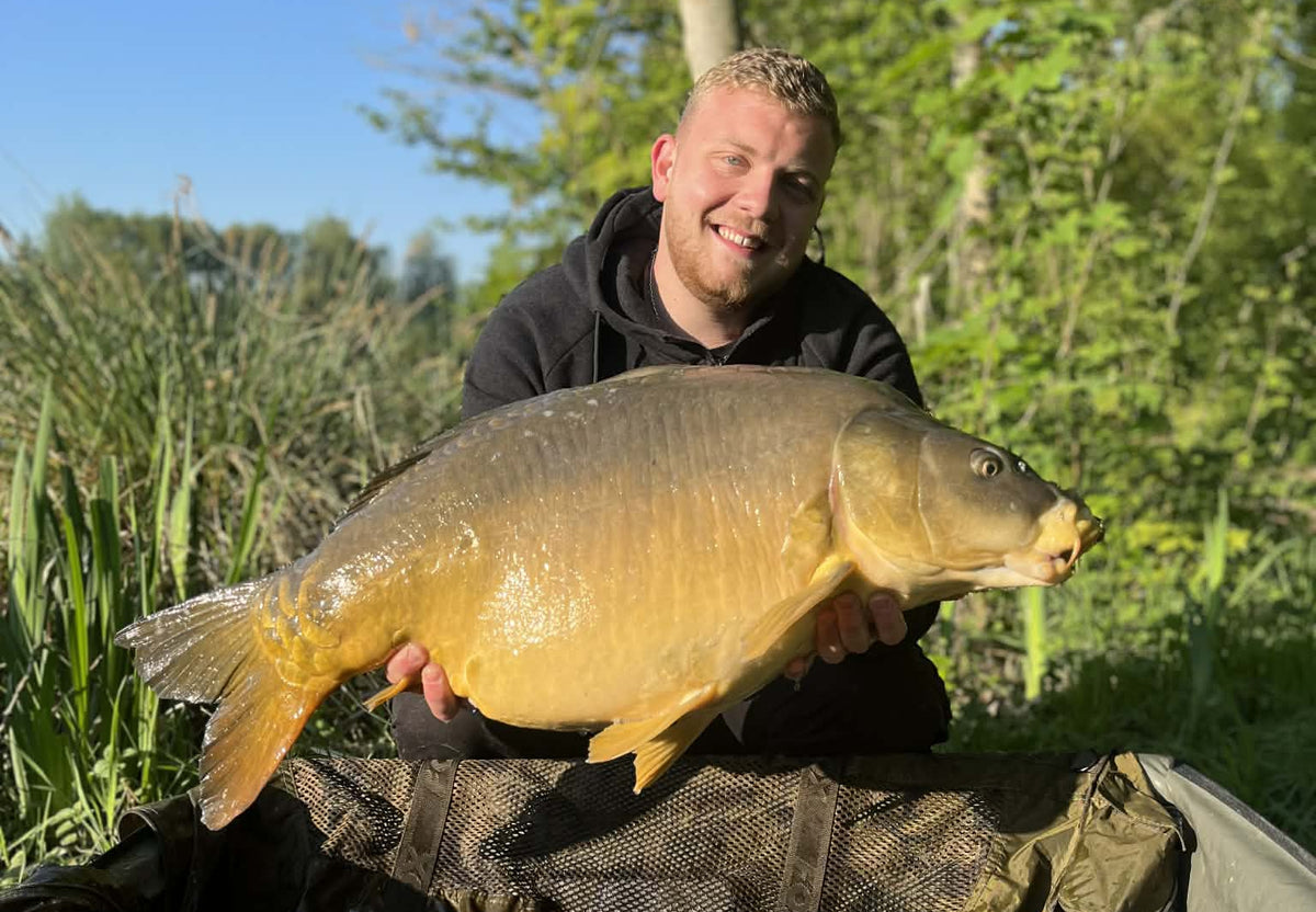 Tom membre de la team PandPBaits – pêcheur de carpe
